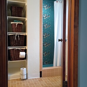 Shower, hair dryer, towels, soap - Cliffside Cottage-Cozy & Clean Home w/ Hot Tub & Pool Table (Mansfield)