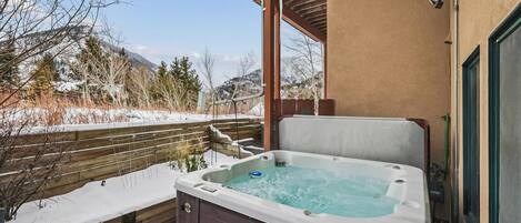 Bañera de hidromasaje al aire libre