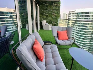 Terrace/patio - Near Burj Khalifa, Canal View 2-bedroom apartment, Dubai (Dubai)