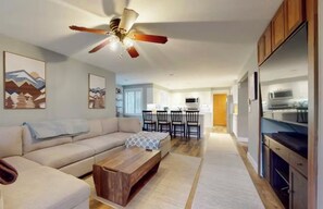 TV - Westside Paradise - Hottub, Home Theater & Pool! (Bend)