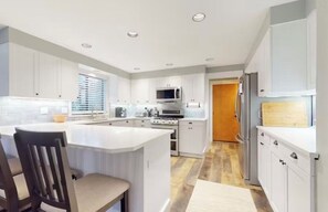 Fridge - Westside Paradise - Hottub, Home Theater & Pool! (Bend)