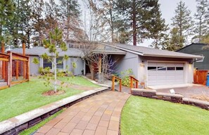 Exterior - Westside Paradise - Hottub, Home Theater & Pool! (Bend)