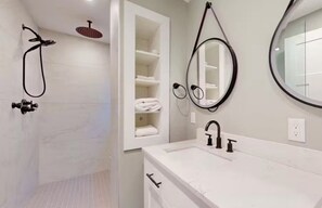 Shower, hair dryer, towels, soap - Westside Paradise - Hottub, Home Theater & Pool! (Bend)