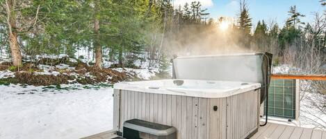 Bañera de hidromasaje al aire libre
