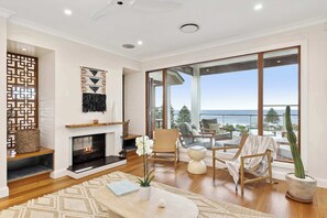 Televisión, chimenea y oficina 