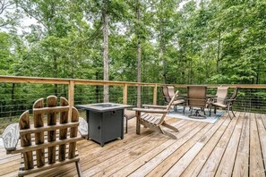 Outdoor dining - Amazing TinyHome on private 48Acres in Massanutten (McGaheysville)