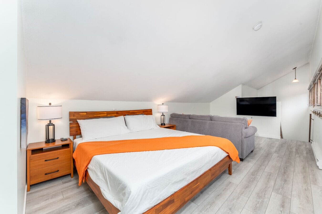 Tabla de planchar con plancha, cuna de viaje, wifi y ropa de cama 