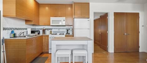 Kühlschrank, Mikrowelle, Ofen, Herdplatte