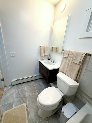 مجففات شعر، مناشف، صابون، ورق حمّام