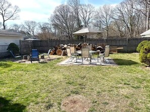 Outdoor dining - Cozy 1-bedroom cottage in delightful Mastic Beach with AC (Mastic Beach)