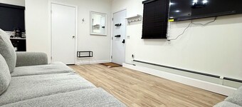 Cozy 1-bedroom cottage in delightful Mastic Beach with AC