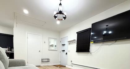 Cozy 1-bedroom cottage in delightful Mastic Beach with AC