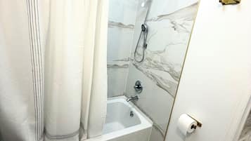 Secador de cabelo, toalhas de banho, sabonete, papel higiênico