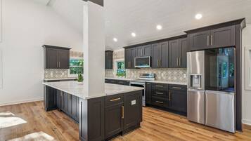 Refrigerador, microondas, horno y parrilla de estufa