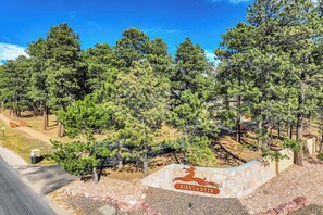 Property grounds - Luxury Retreat with Hot Tub, Fire Pit&Forest Views (Monument)