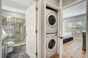 Shower, hair dryer, towels, shampoo - Luxury Retreat with Hot Tub, Fire Pit&Forest Views (Monument)