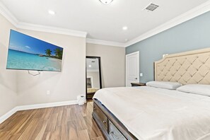 3 bedrooms, desk, iron/ironing board, WiFi - 3BR Home Near Austin Airport and Downtown (Austin)