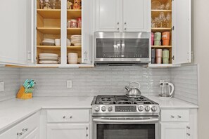 冷蔵庫、電子レンジ、オーブン、コンロ