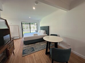 Een strijkplank/strijkijzer, wifi, beddengoed