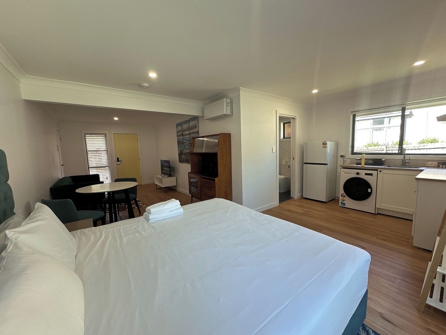 Tabla de planchar con plancha, wifi y ropa de cama 