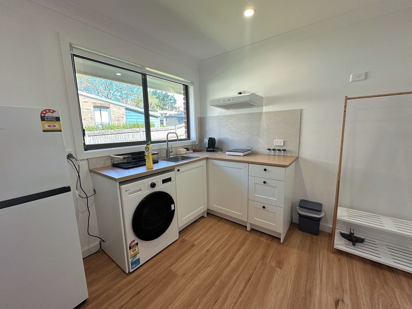 Refrigerador, microondas, utensilios de cocina y comedor 