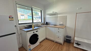 Refrigerador, microondas, utensilios de cocina y comedor