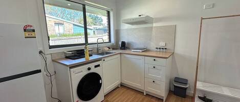 Refrigerador, microondas, utensilios de cocina y comedor