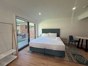 Een strijkplank/strijkijzer, wifi, beddengoed