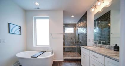 Luxury Getaway: Hot Tub, Grill, Near Uptown!