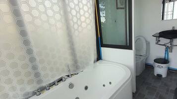 Maison Luxe | Salle de bain | Douche, sĂšche-cheveux, serviettes fournies, savon