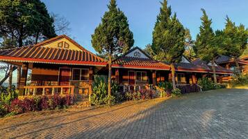 Basic House, Lanai, Hill View | Free WiFi, bed sheets