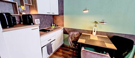 Kjøleskap, oppvaskmaskin og kjøkkenutstyr