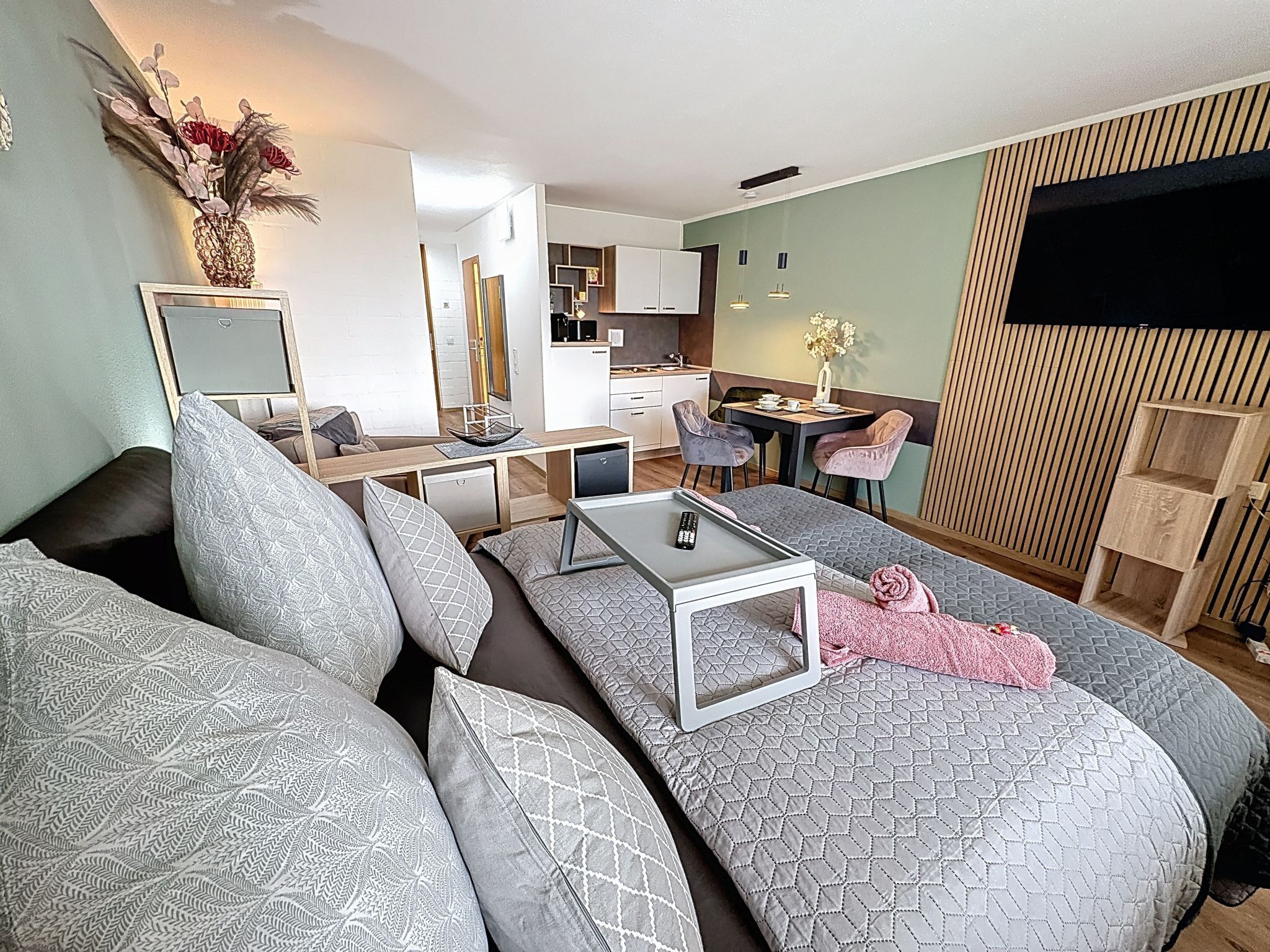 Ein modernes Wohnzimmer mit einer Couch, einem Couchtisch und einem Essbereich mit Stühlen.