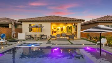 Een buitenzwembad en een verwarmd zwembad