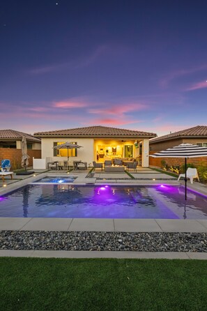 Een buitenzwembad en een verwarmd zwembad