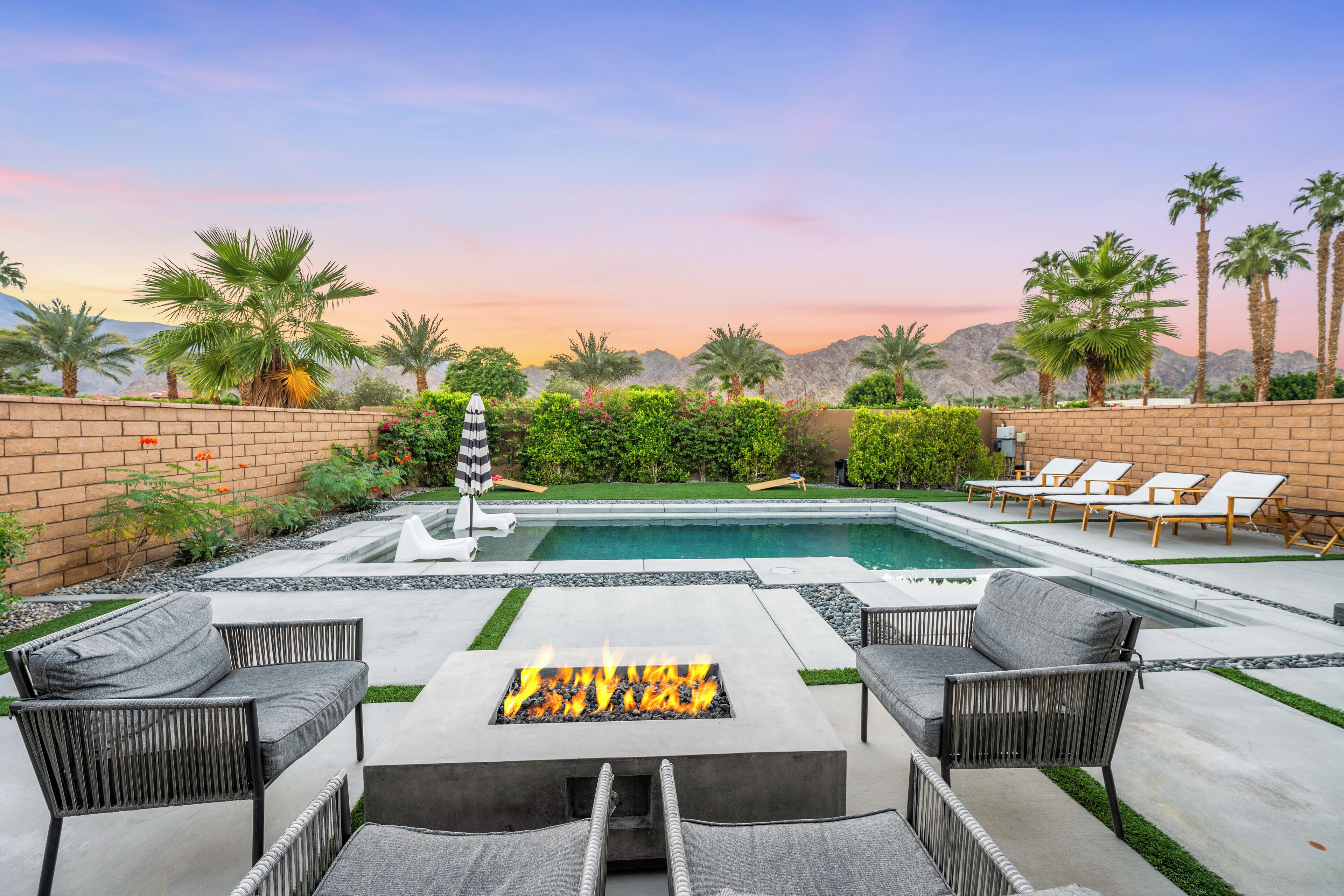 Een buitenzwembad en een verwarmd zwembad