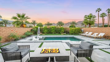 Een buitenzwembad en een verwarmd zwembad