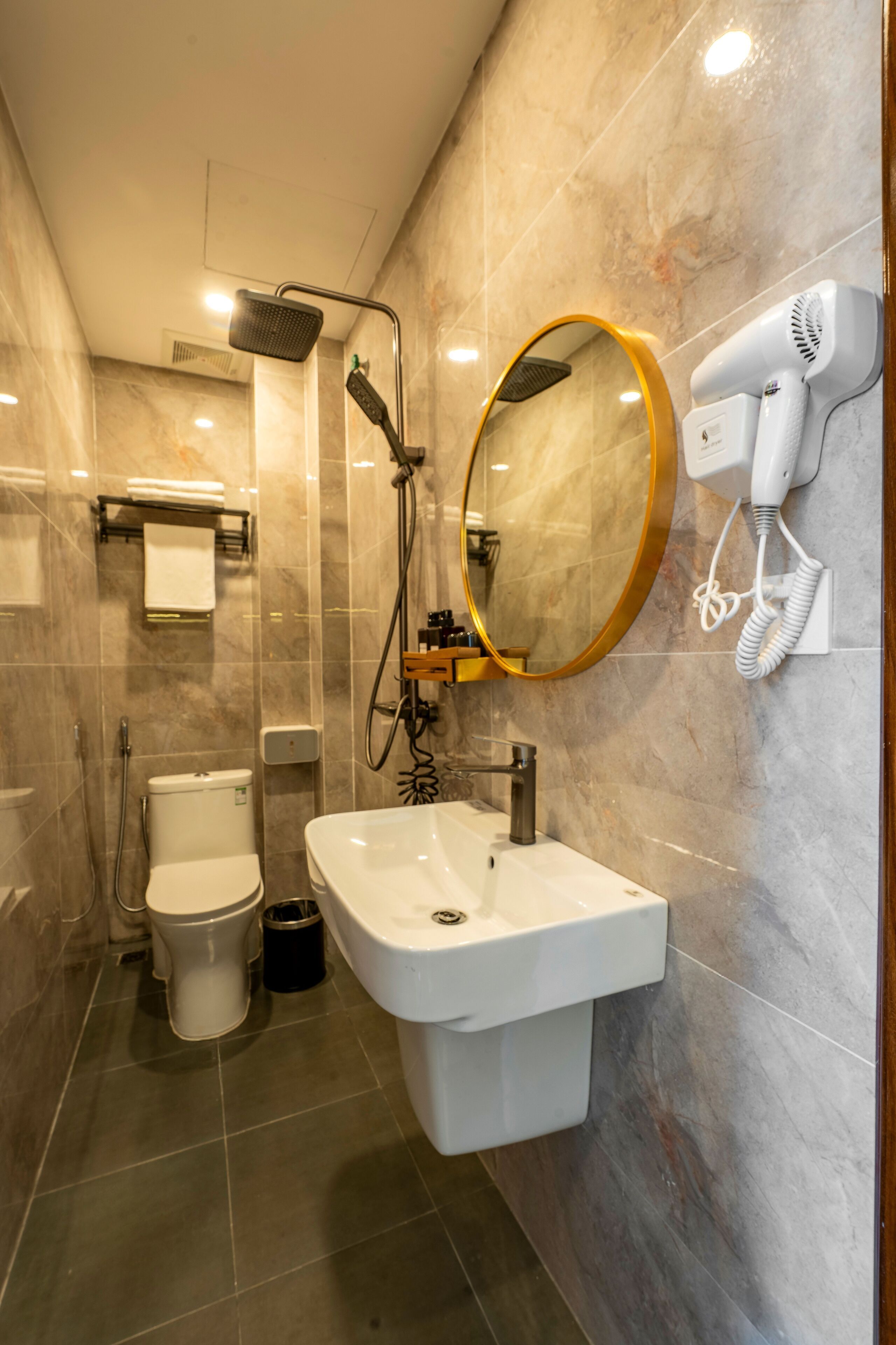 Un baño moderno con ducha, inodoro y lavabo.
