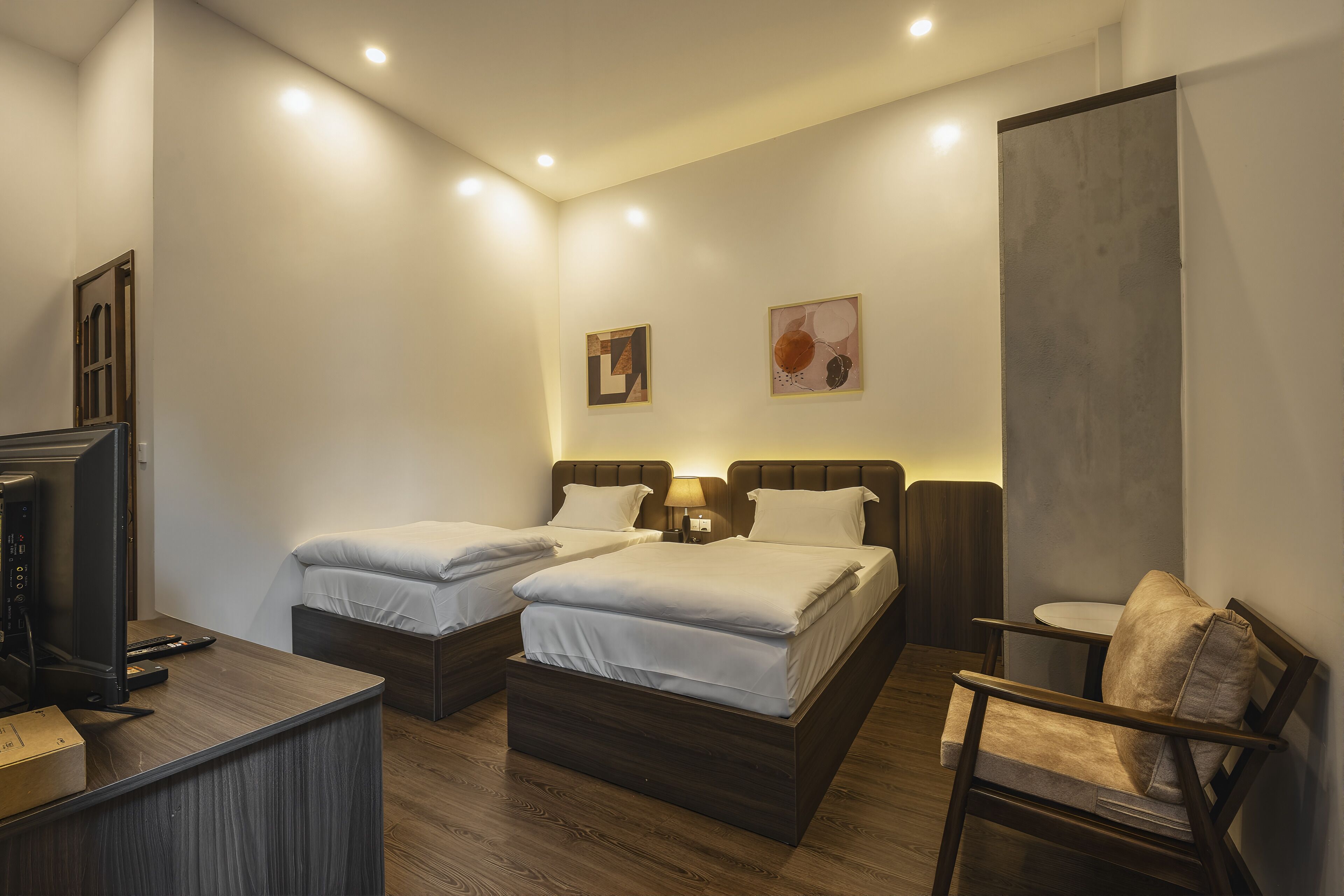 Dubbelrum eller tvåbäddsrum - utsikt mot staden | Badrum | Dusch, gratis toalettartiklar, hårtork och handdukar