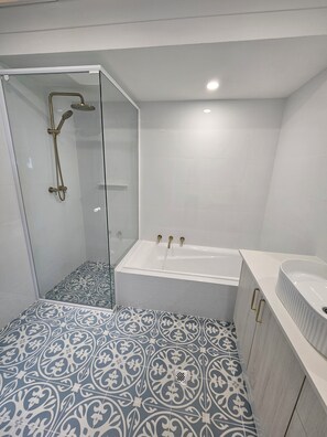 Shower, hair dryer, towels, soap - Beachfront retreat with breathtaking views steps from the shore. (Ledge Point)