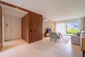 TV - New Luxury Apartment 1 Bedroom, AC, Seaview with Pool & Gym - Sleeps 4 (Nazaré)