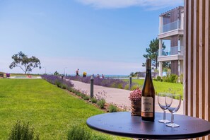 Outdoor dining - New Luxury Apartment 1 Bedroom, AC, Seaview with Pool & Gym - Sleeps 4 (Nazaré)