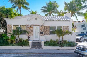 House - Beach House on the Beach for 8 People With Jacuzzi (Hollywood)