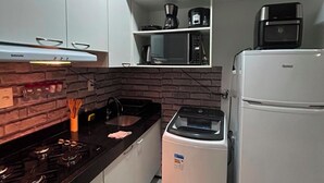 Fridge, microwave, stovetop, blender - Beira Mar Apartment - Fortaleza (Fortaleza)