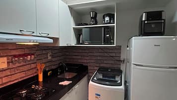 Geladeira, micro-ondas, cooktop, liquidificador