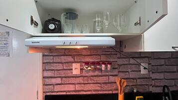 Geladeira, micro-ondas, cooktop, liquidificador