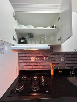 Fridge, microwave, stovetop, blender - Beira Mar Apartment - Fortaleza (Fortaleza)