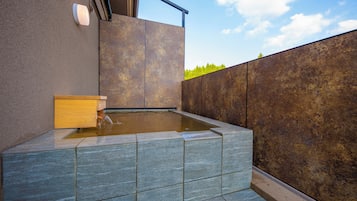 Grand Suite | Bathroom | Hair dryer, towels, shampoo, toilet paper