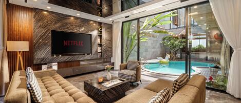 Alberca techada y alberca al aire libre