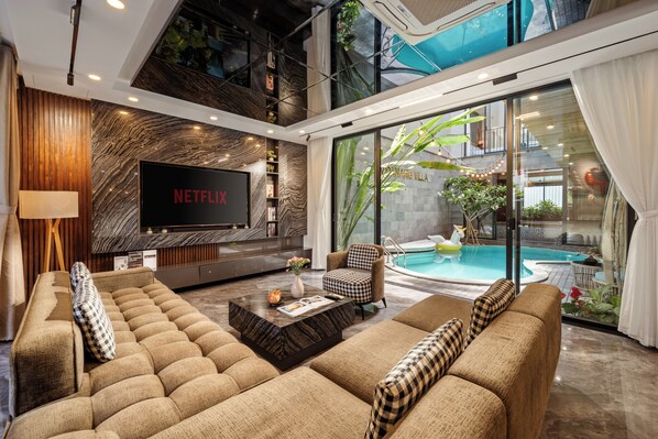 Pool - Luxury Villa with 07Bedrooms, Private Pools, Jacuzzi, Sauna, Gym, BBQ, Karaoke. (Đà Nẵng)